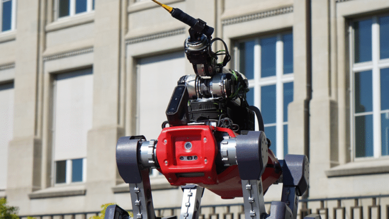 Smash le robot IA quadrupède qui défie les humains au badminton – démo & analyse
