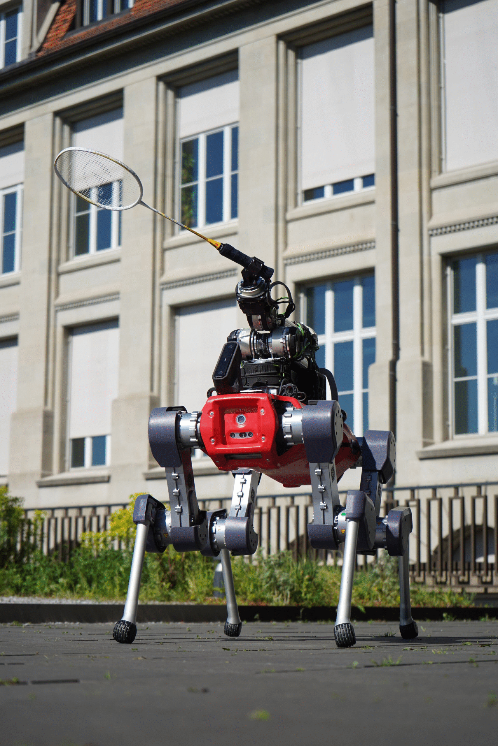 Smash le robot IA quadrupède qui défie les humains au badminton – démo & analyse
